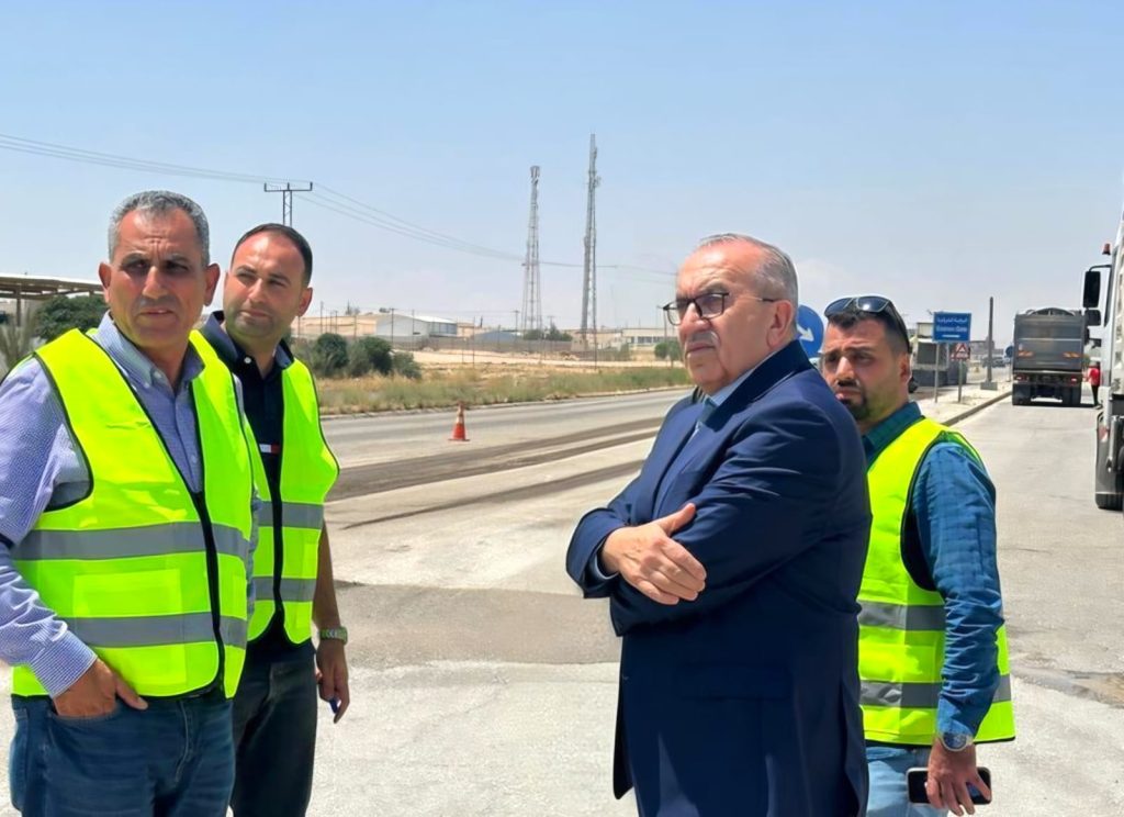 وزير الأشغال يوجه بتكثيف أعمال مشروع الصيانة الشاملة لطريق خو – هلا اخبار