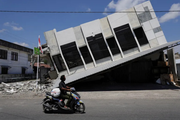 زلزال بقوة 6.1 درجات يضرب جزيرة سومطرة غربي إندونيسيا