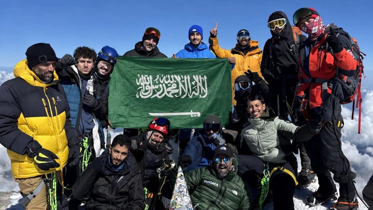 بعمر 15 عاماً.. عبد العزيز الحمد يتسلق أعلى قمة في أوروبا كأصغر سعودي
