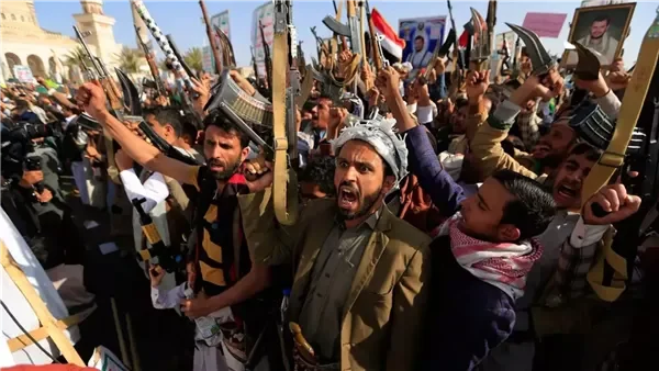 إعلام يمني: القوات الحكومية تقصف مواقع عسكرية ومنصات صواريخ للحوثيين في مأرب