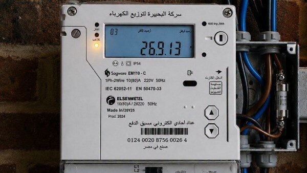 لماذا تضيء "لمبة التلاعب" في عداد الكهرباء أبو كارت ومتى يتم قطع التيار؟