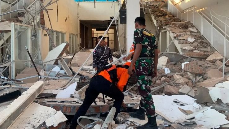 زلزال بقوة 7.7 درجة يضرب إندونيسيا