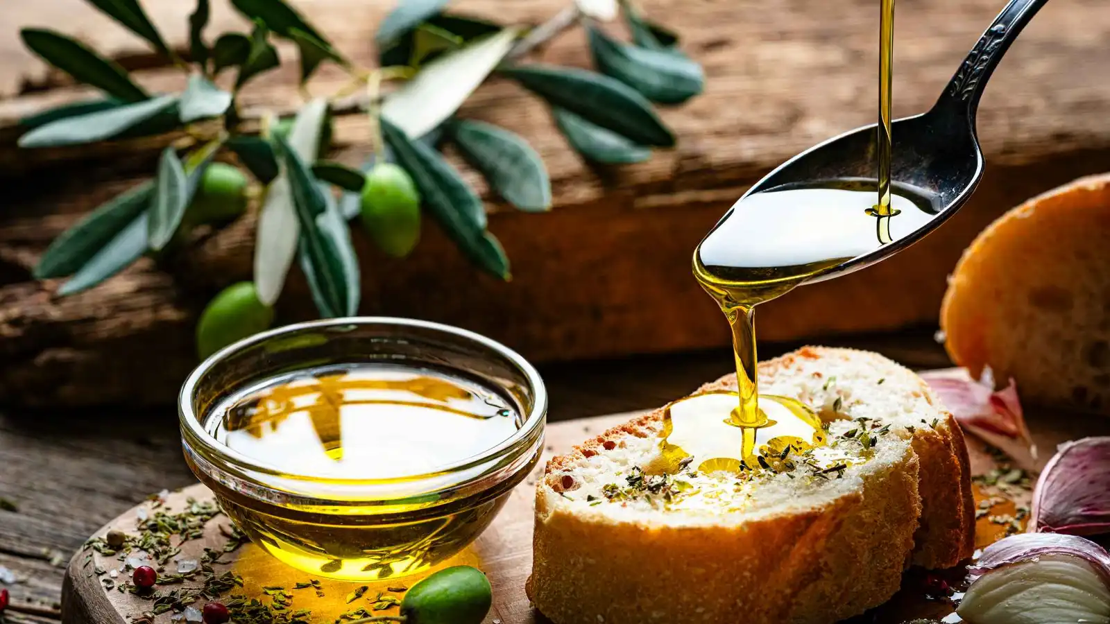ماذا يحدث في جسمك عند تناول ملعقة من زيت الزيتون صباحا؟