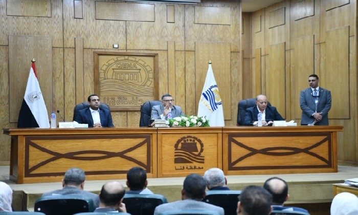 محافظ قنا يفحص 205 طلباً وشكوي ويوجه بسرعة حلها – الأسبوع
