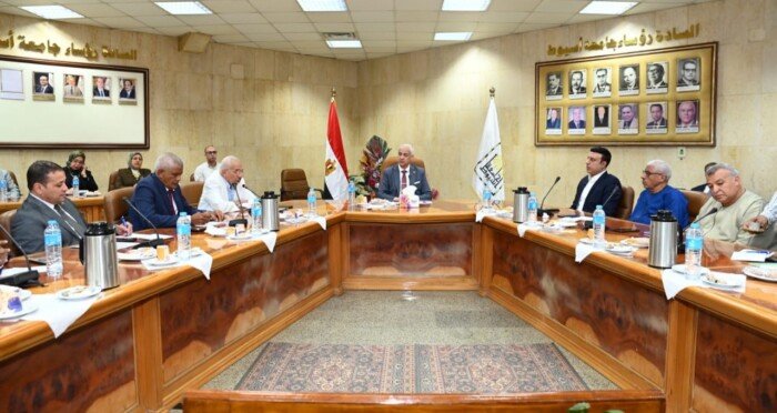رئيس جامعة أسيوط يستعرض مع أعضاء مجلسي النواب والشيوخ سبل تعزيز التعاون وخدمة أبناء المحافظة