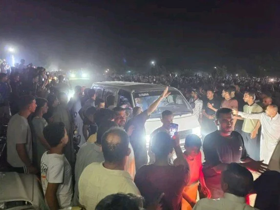 مشاهد تهز القلوب.. 13 نعشًا في جنازة ضحايا حادث الإسماعيلية.. – الأسبوع