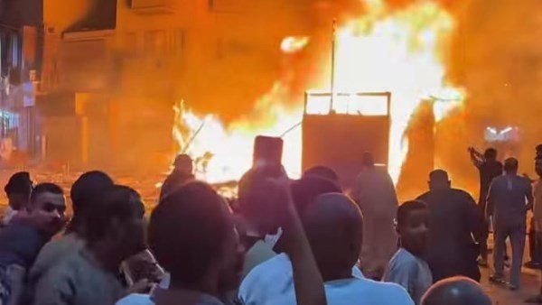 حريق يلتهم عددًا من الأكشاك في ميدان بقوص والدفع بسيارات الإطفاء – الأسبوع
