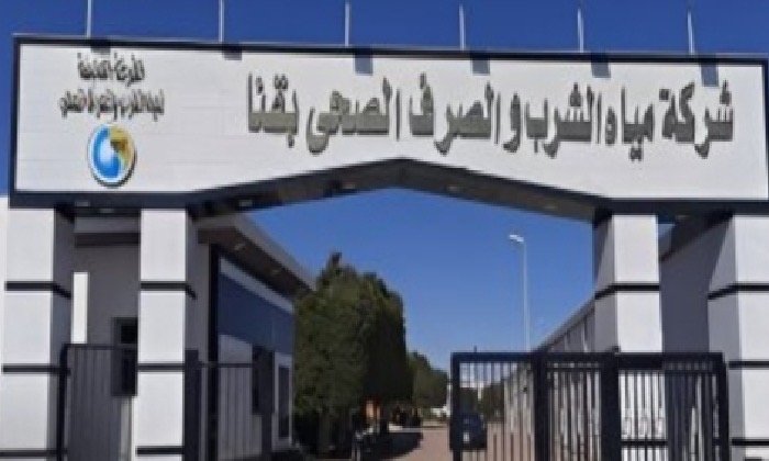 استجابة لشكوى الأهالي.. إنهاء تجمعات مياه الصرف الصحي خلف المستشفى العسكري بقنا