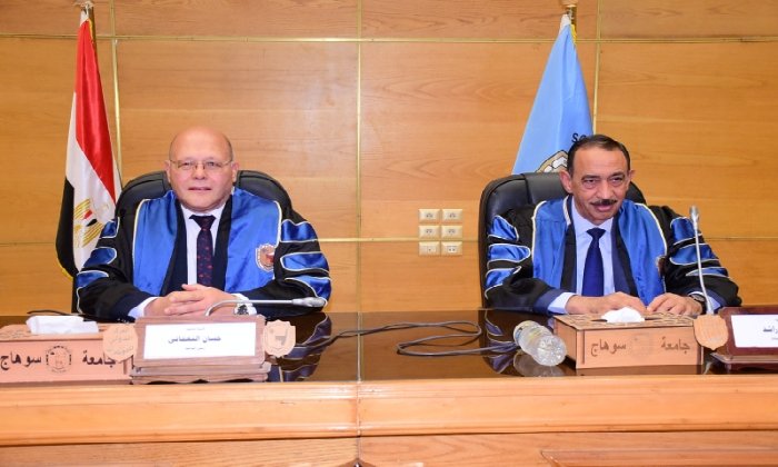 محافظ سوهاج ورئيس الجامعة يشهدان حفل تخرج دفعة جديدة من كلية الصيدلة – الأسبوع