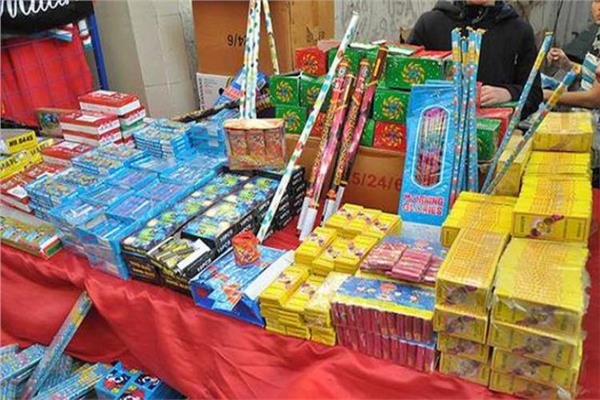 الترويج عبر صفحة إلكترونية.. القبض على متهمين بالاتجار في الألعاب النارية بالفيوم