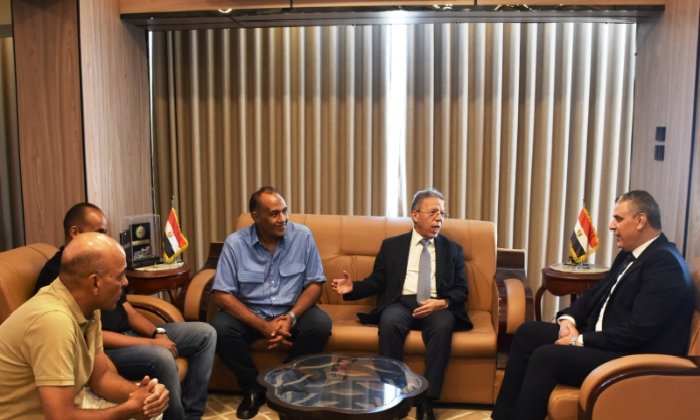 نائب محافظ أسوان يستعرض مع نقيب الأطباء سبل تعزيز التعاون للارتقاء بالخدمات الصحية