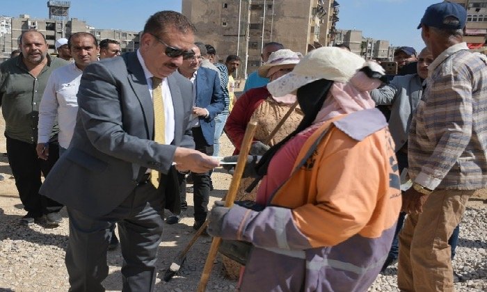 محافظ بورسعيد يكرّم عمال النظافة بكوبونات لشراء السلع الغذائية – الأسبوع