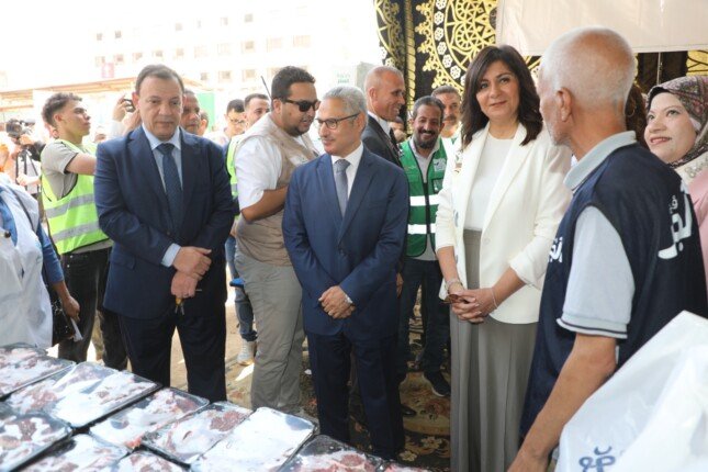 محافظ بني سويف والسفيرة نبيلة مكرم يتفقدان القافلة الشاملة للتحالف الوطني بباروط