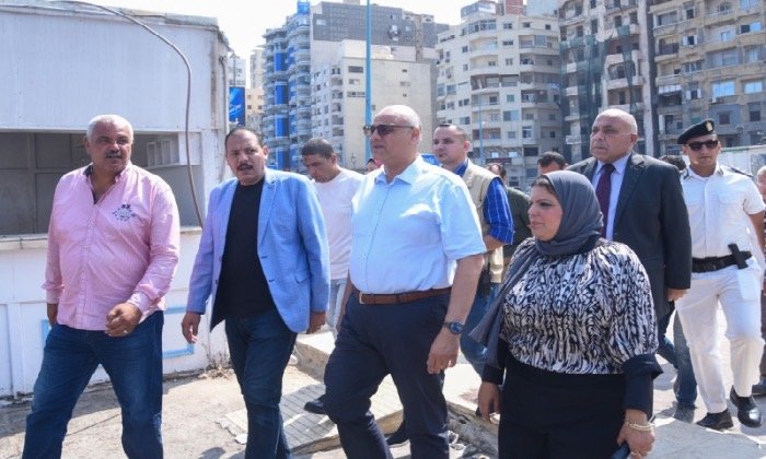 محافظ الإسكندرية يتابع إزالة منشأة بطريق الكورنيش منطقة كامب شيزار بعد انتهاء تعاقدها