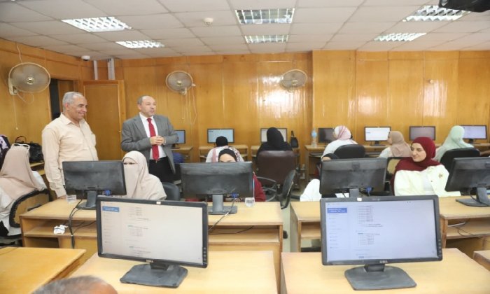 نائب رئيس جامعة قنا يتفقد اختبارات الدورة 220 بمركز التحول الرقمي – الأسبوع