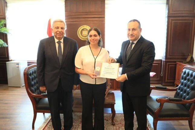وزير التعليم العالي يكرم الطالبة هيا عمرو بطلة حريق «أرابيلا بلازا».. ويشيد بشجاعتها