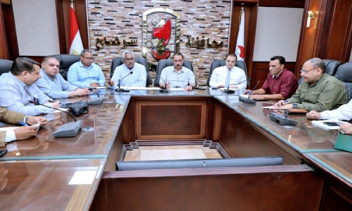 محافظ سوهاج يستعرض سبل إنجاز طلبات التقنين المقدمة على المنصة الوطنية – الأسبوع