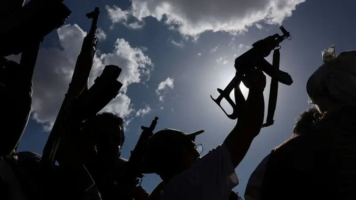 الحوثيون يطلقون صواريخ قرب باب المندب وتصاعد العمليات العسكرية في اليمن