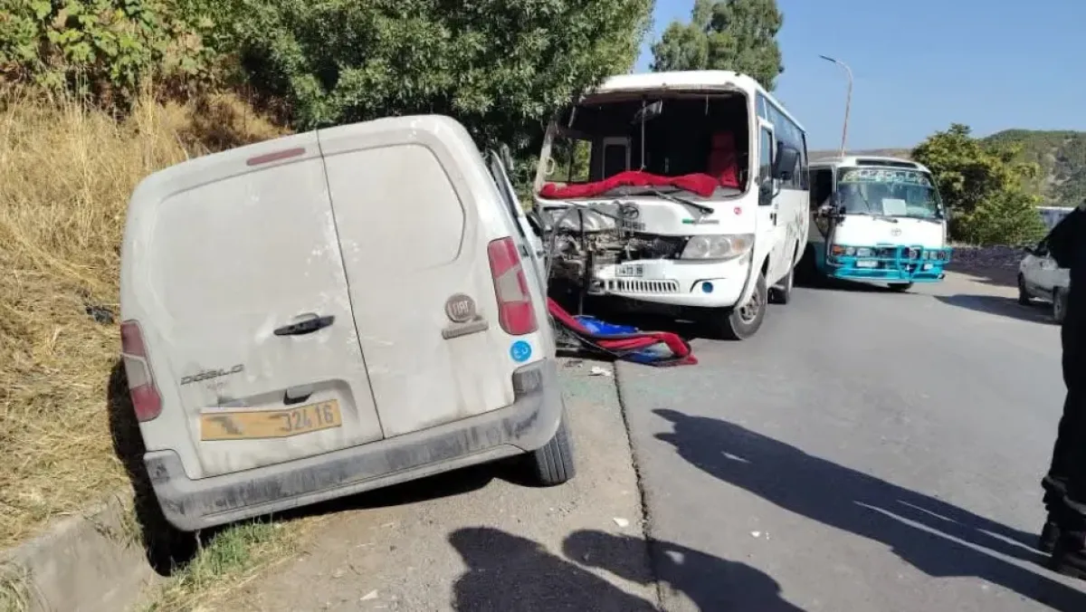 سطيف: 12 جريحا في اصطدام حافلة بسيارة