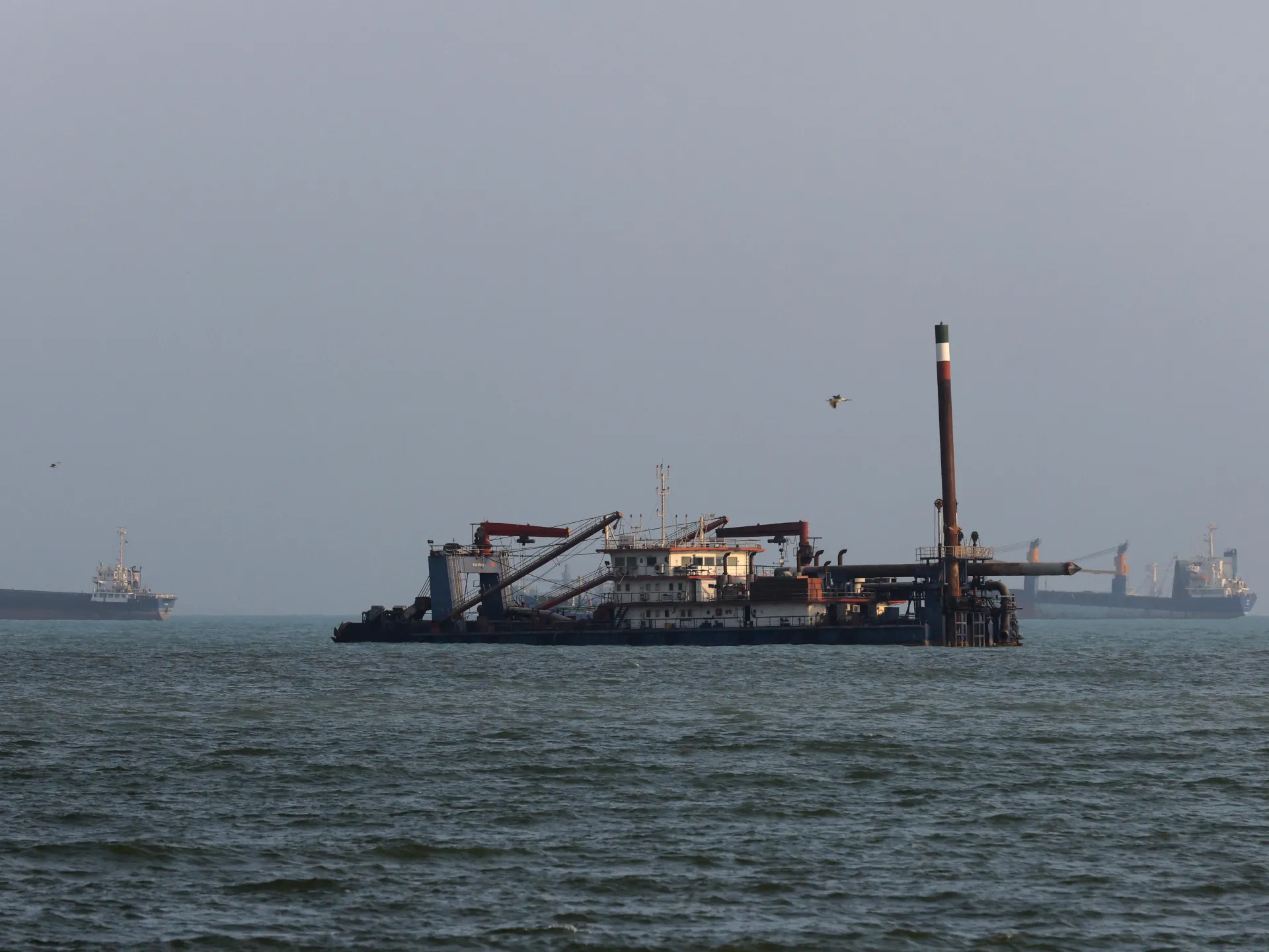 واشنطن وطهران تتبادلان التهديدات وإعلان السيطرة على هرمز | أخبار
