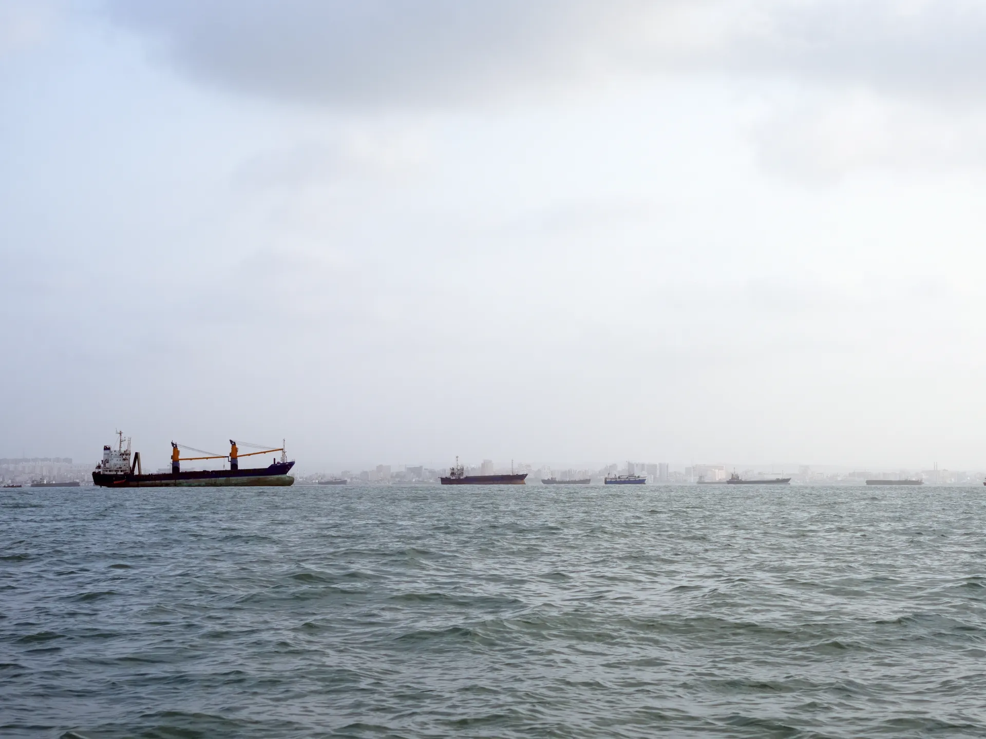 من يعبر هرمز ومن يُمنع؟.. بيانات ملاحية تكشف حركة انتقائية للسفن في المضيق | أخبار