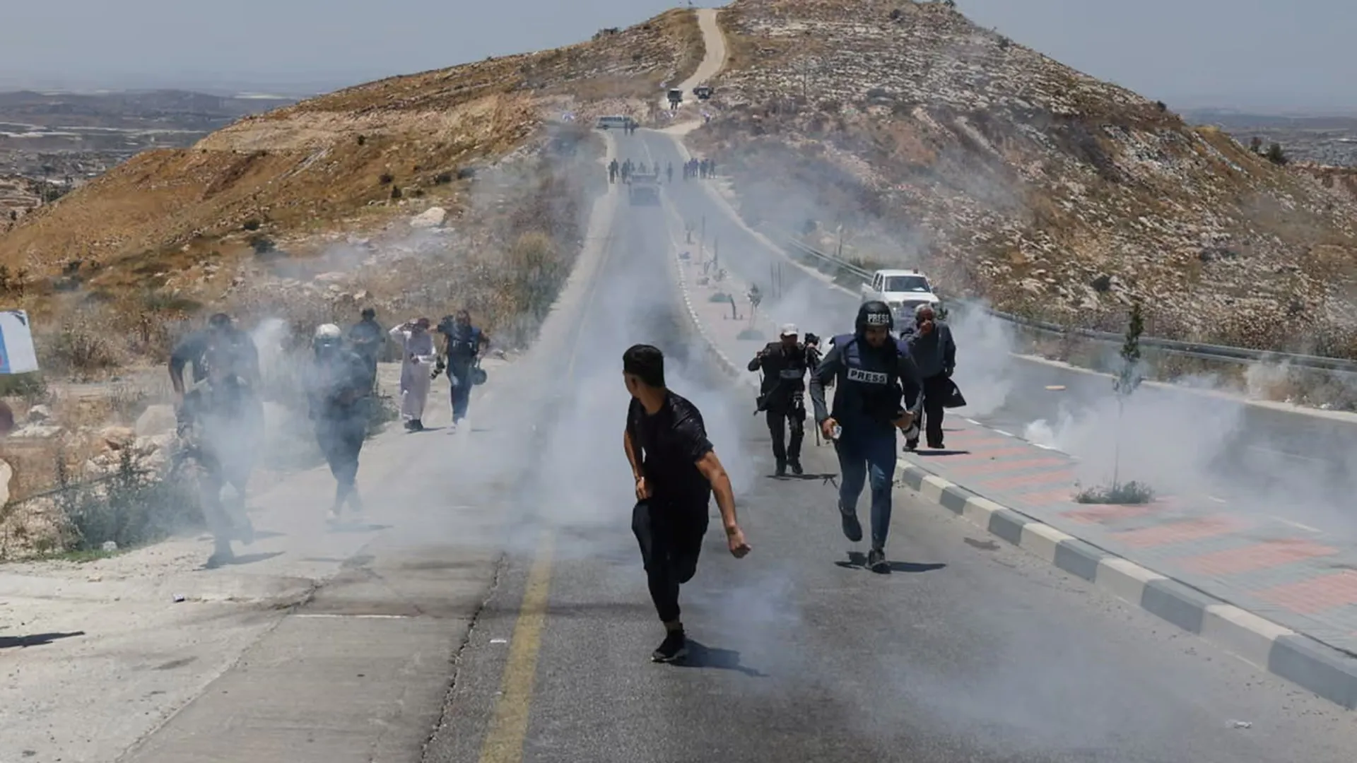 فوبيا العلم الفلسطيني.. مسيرة إسرائيلية تلقي قنبلة على “المغير” بالضفة | أخبار