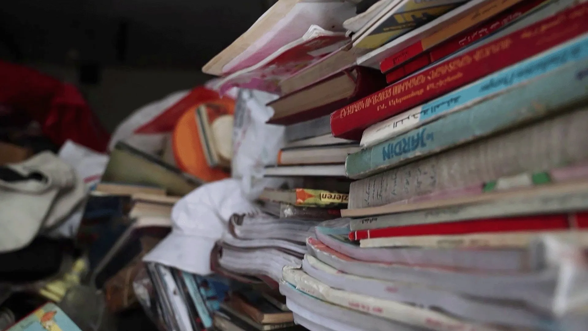 مليون كتاب نادر ومخطوطة أرشيفية.. حكاية أشهر بائع كتب في حلب | ثقافة