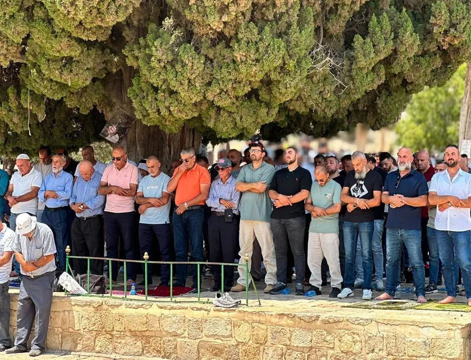 عشرات آلاف المصلين يؤدون صلاة الجمعة في المسجد الأقصى المبارك