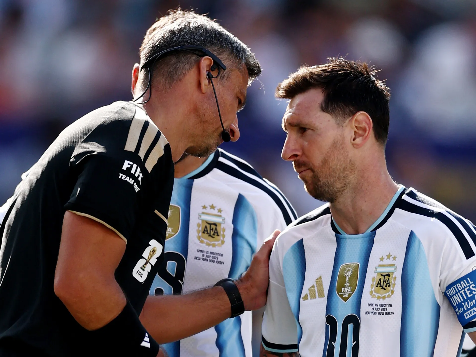 بالفيديو.. الكشف عن الحوار المثير بين ميسي وحكم نهائي مونديال 2026 | رياضة