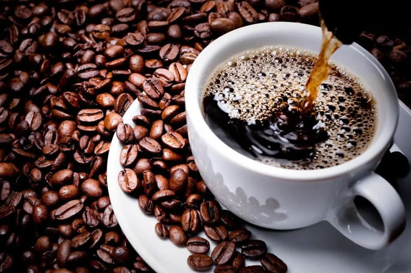 القهوة الساخنة أم الباردة.. أيهما يمنحك كافيين ومضادات أكسدة أكثر؟