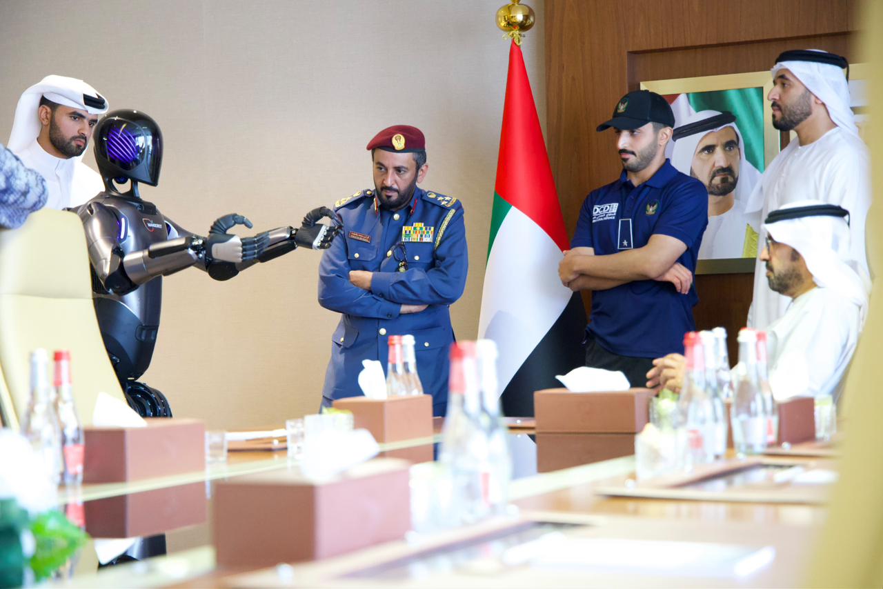 «سند» يدخل غرفة القرار.. دفاع مدني دبي يوظف روبوتاً ذكياً مستشاراً للجان الخاصة