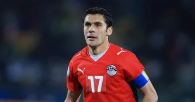 الصقر يزاحم الأساطير.. أحمد حسن ضمن أفضل 15 لاعبًا دوليًا عبر التاريخ