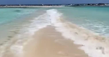 شاطئ باجوش أشهر معالمها.. سيدى حنيش منطقة فريدة على ساحل البحر بمطروح.. بكارة الطبيعة وسحرها تشبه الخيال.. تحولت لمركز للسياحة الداخلية والخارجية.. والسنوات الأخيرة شهدت إقامة منشآت فندقية ومنتجعات فاخرة.. صور
