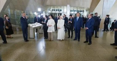 شاهد.. الرئيس السيسي يصطحب نظيره الصيني في جولة بالمتحف المصري الكبير