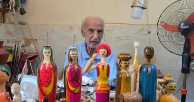 أيادى تتلف فى حرير.. حكاية العم غالى صاحب الـ 80 عاما أقدم صانع عرائس خشبية بالشرقية