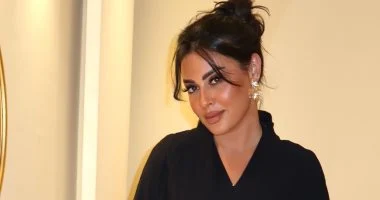 إطلالة بالأسود ولمسات ذهبية.. ميرنا نور الدين تشارك جمهورها جلسة تصوير