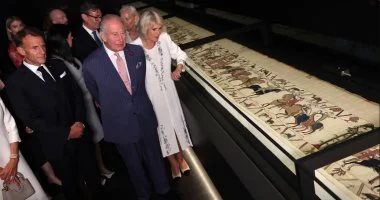 الملك تشارلز وماكرون يزوران نسيج بايو فى المتحف البريطاني.. فيديو