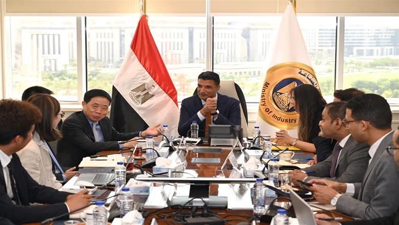 وزير الصناعة يبحث مع شركة صينية استثمارات الكتان وتأهيل الموردين المحليين