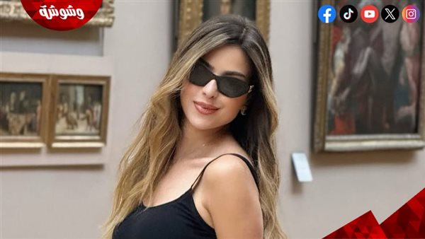 سحر الأبيض والأسود.. ميرنا جميل تبتكر حيلة ذكية لتحديد الخصر بالوشاح الحريري