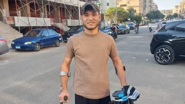 فقد ساقه ولم يفقد الأمل.. شاب من غزة يكافح من أجل لقمة العيش بشوارع القاهرة