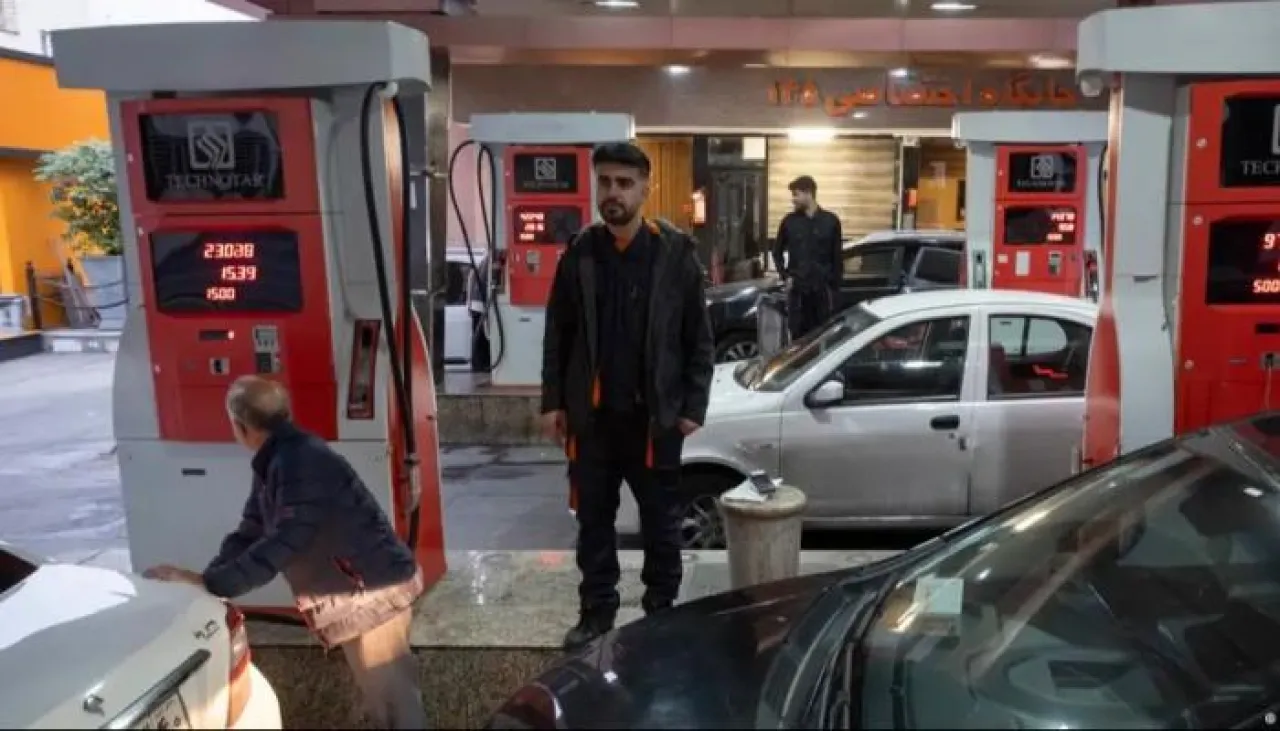 ما وراء طوابير البنزين في إيران.. أزمات تتجاوز نقص الوقود